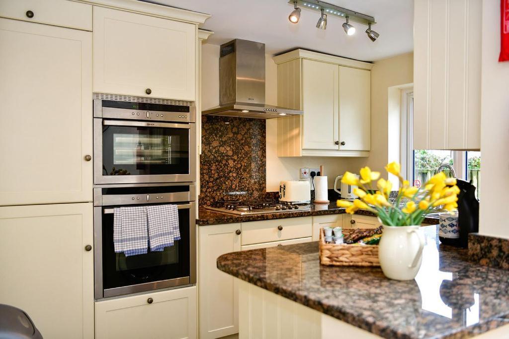 Just Stay Wales - Castle Square Cottage, Mumbles Экстерьер фото