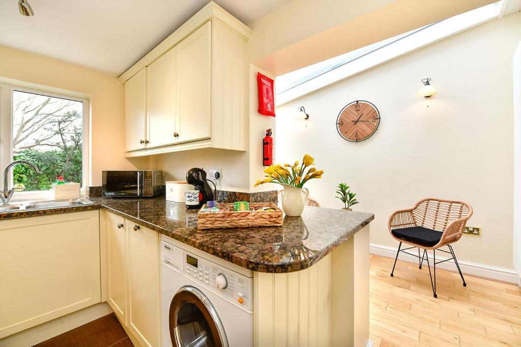 Just Stay Wales - Castle Square Cottage, Mumbles Экстерьер фото